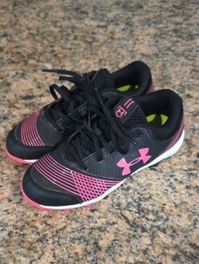 Under Armour Black Softball Cleats Size 1Y